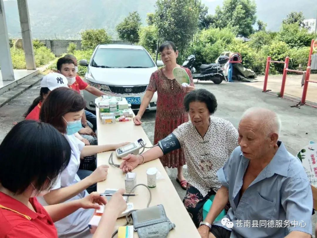 情浓《红七月》党日系列开展助老爱心活动